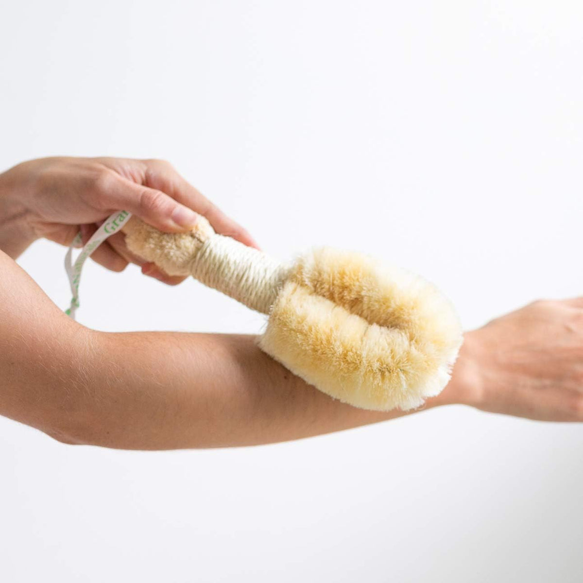 GranNaturals Bath & Shower Dry Skin and Body Sisal Brush | Naturals Fibers to Improve Blood Circulation, Exfoliate Skin, and Reduce Cellulite