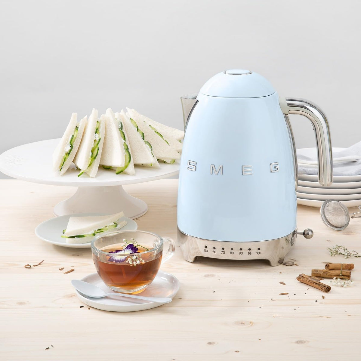 SMEG Variable Temperature Electric Kettle 1.7L (7 Cup), Stainless Steel Tea & Coffee Kettle, Fast Boil, Adjustable Temp 122°F–212°F, Keep Warm, Auto Shut-Off, 360° Base, Retro Style-Black