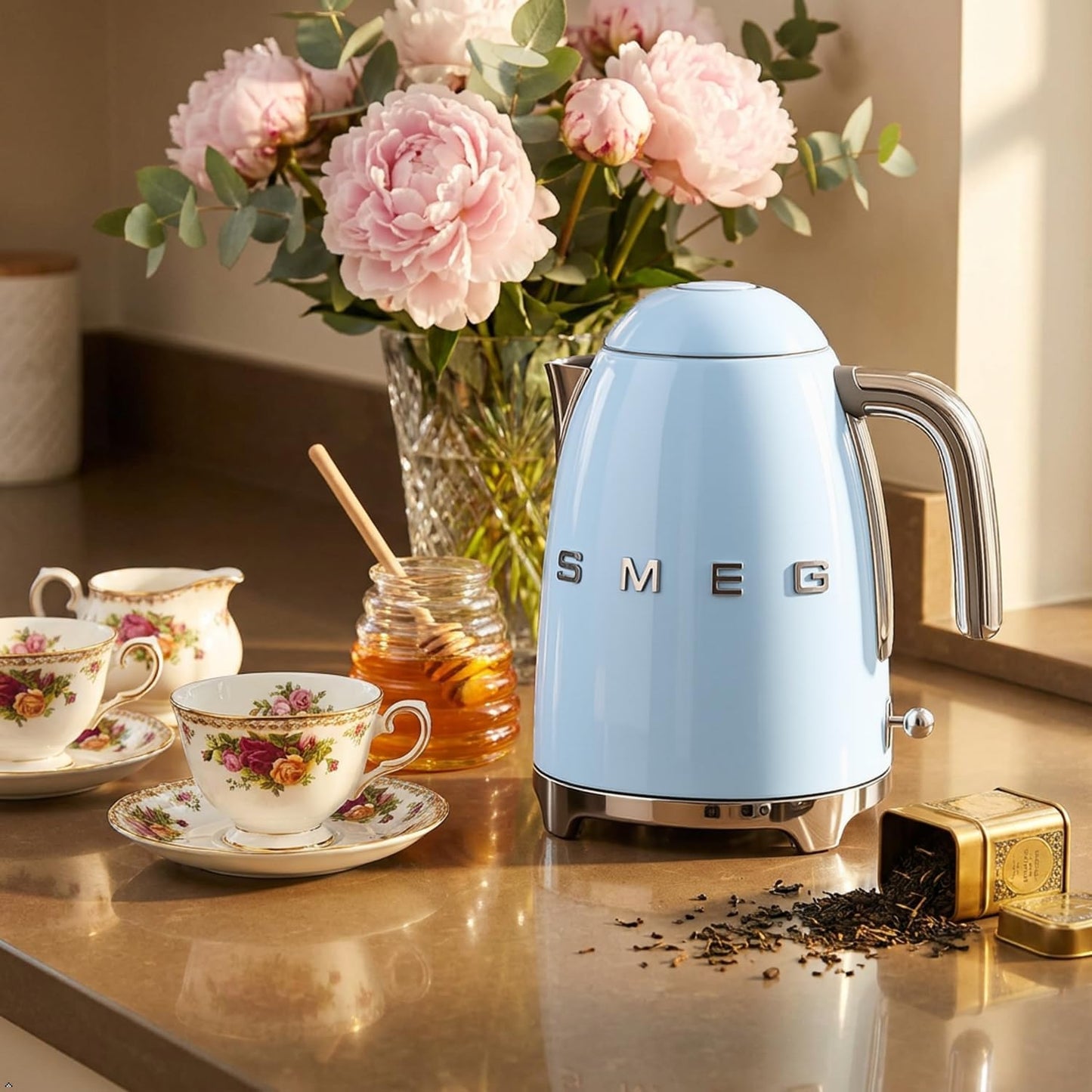 SMEG KLF03 Electric Kettle 1.7L (7 Cup), Retro Hot Water Boiler for Tea & Coffee, Fast Boiling, Auto Shut-Off, Soft Open Lid, 360° Swivel Base Countertop Kettle – Matte Champagne