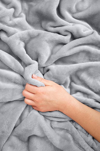 EverSnug Travel Blanket and Pillow - Premium Soft 2 in 1 Airplane Blanket with Soft Bag Pillowcase, Hand Luggage Sleeve and Backpack Clip (Grey)