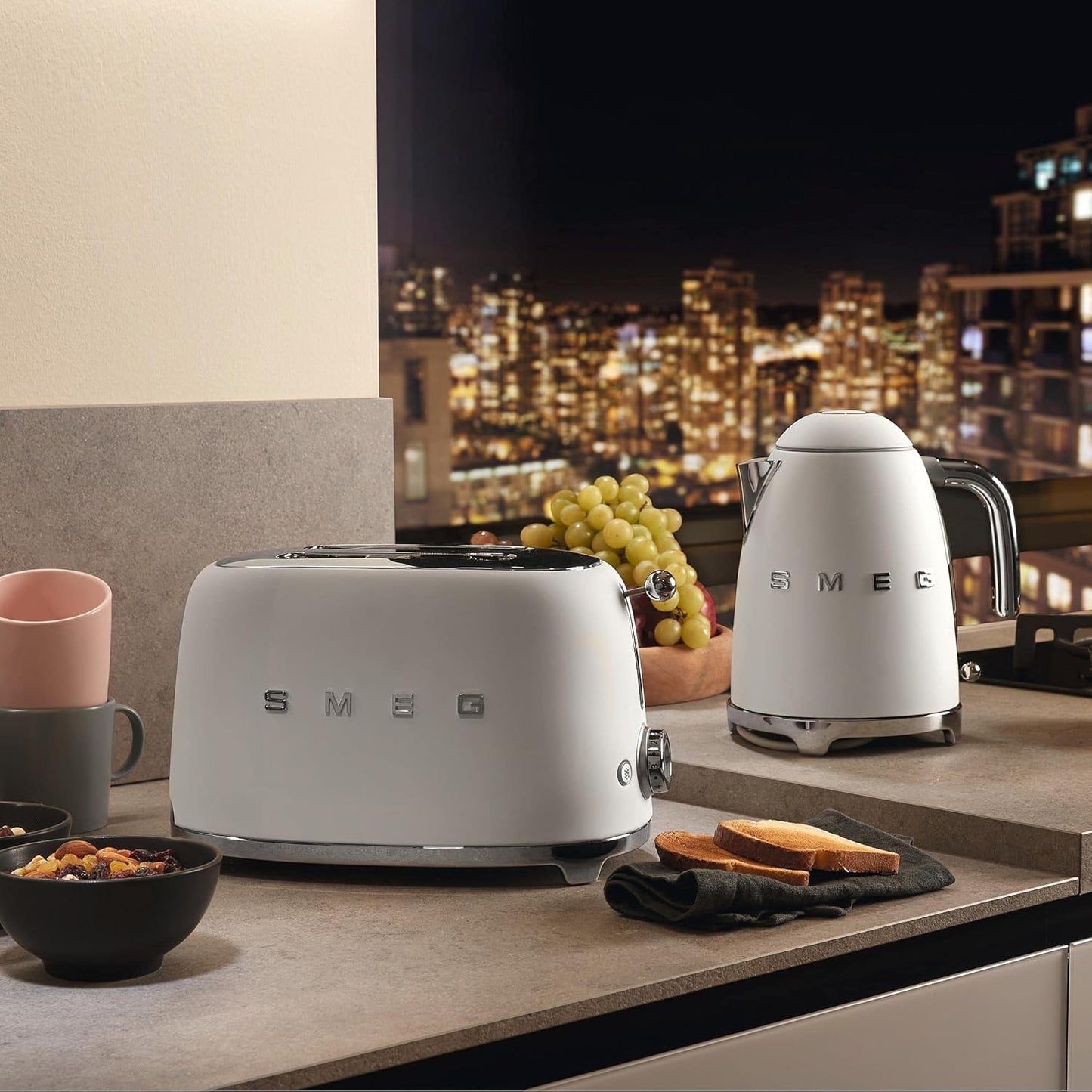 Smeg 7 Cup Water Kettle KLF03 Matte White with Soft-Opening Lid and Auto Shut-Off (Renewed)