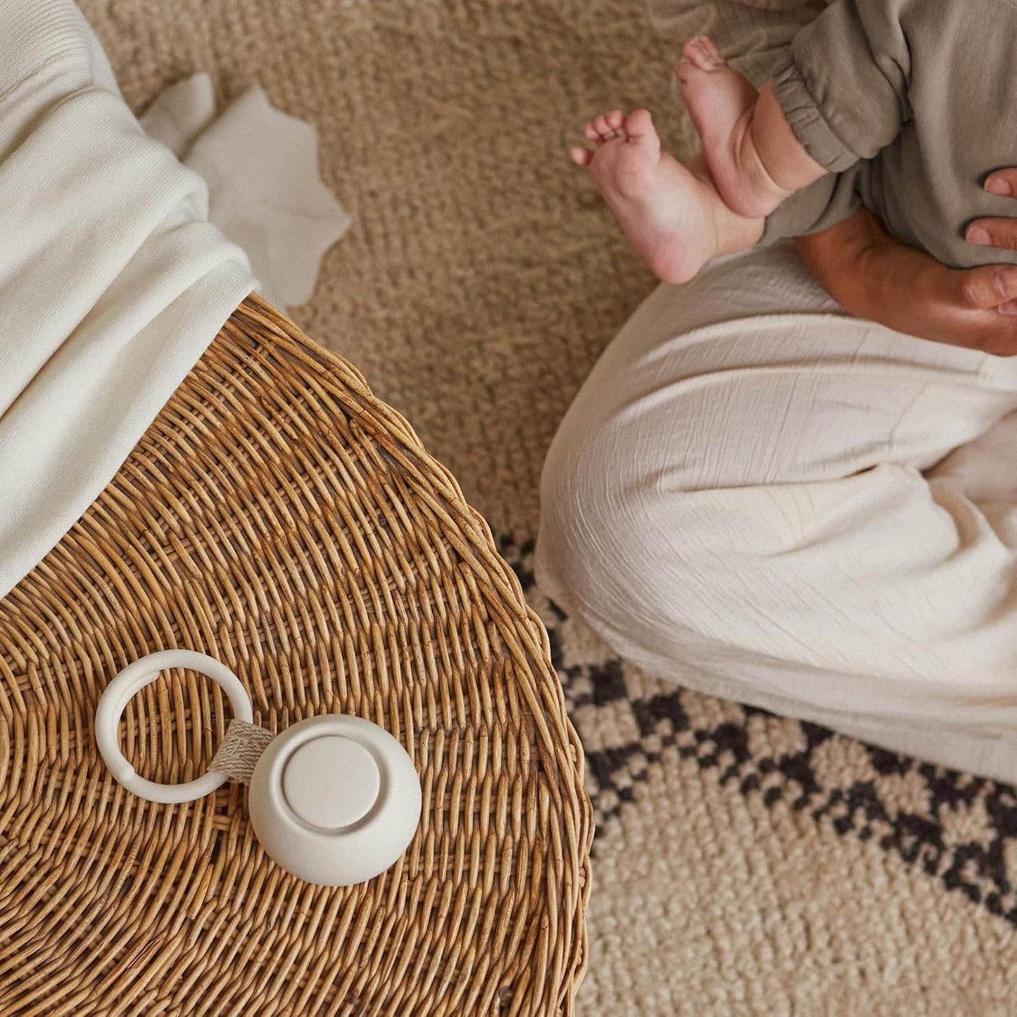 Hatch Go | Portable Sound Machine for Babies and Kids | Sleep Soother | 10 Soothing Sounds | White Noise | Shush | Travel | Registry Gift | Baby Shower | Clips on Stroller | Putty